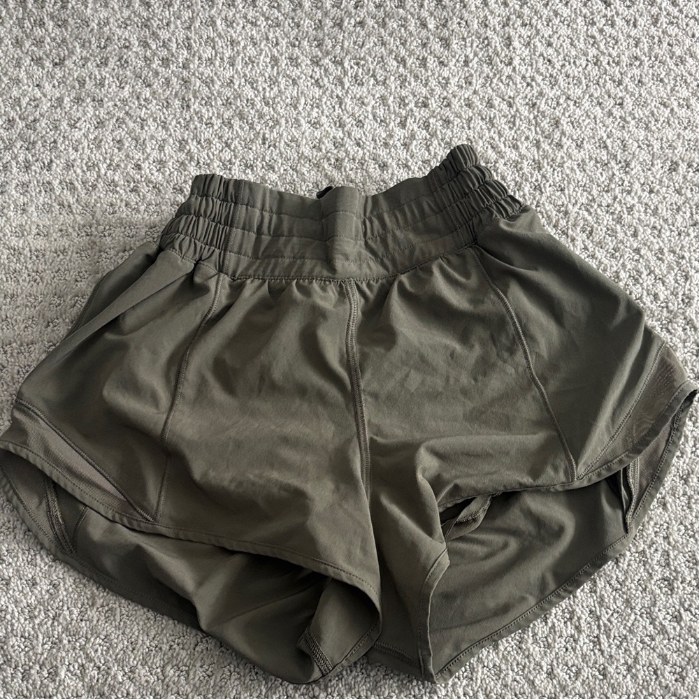 Lululemon Hotty Hots - high rise, 2.5 inch, size 2